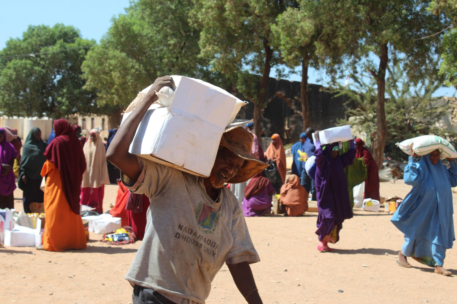 An internally displaced man carrying food assistance in Baidoa, Somalia